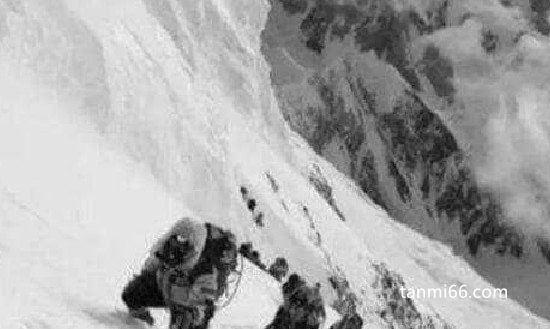 梅里雪山灵异事件，17名登山员离奇死亡(搜救队看到可怕黑影)