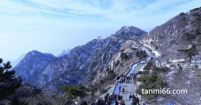 会当凌绝顶一览众山小写的是哪座山，泰山(诗名叫做望岳)