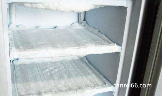 冰箱冷藏室结冰怎么解决，切断电源融化最简单(检查排水口很重要)