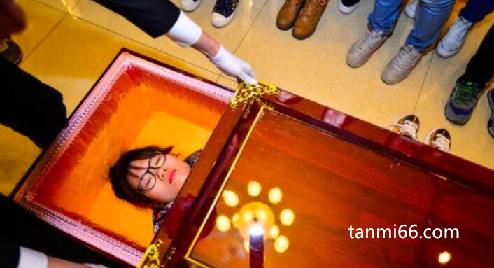 死亡体验馆全过程揭秘，4个小时24800元(很多人去找死)