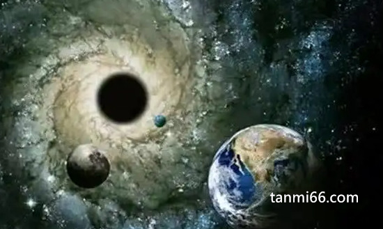 地球会被黑洞吸走吗，不会(一是距离太远二是两者只会绕转)