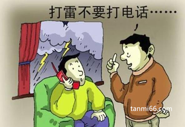 打雷可以玩手机吗，在室内可以玩(雷雨天在外玩手机不安全)