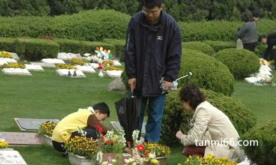 扫墓能穿裙子吗，不建议穿裙子(既不庄重行动也不方便)