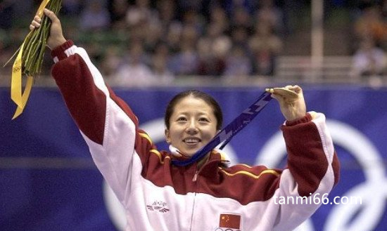 中国第一枚冬奥会金牌获得者是，杨扬(获世界冠军最多的中国运动员)