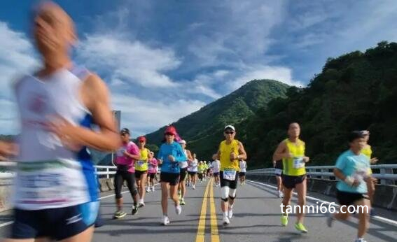 马拉松跑全程是多少公里，全马距离42.195公里(跑完就有奖牌)