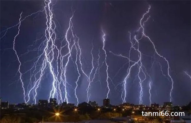 球形雷暴和闪电是如何形成的，自然现象(地滚雷)